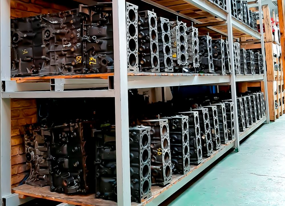 Blocks y tapas de cilindro en el depósito de Autopartes Gil