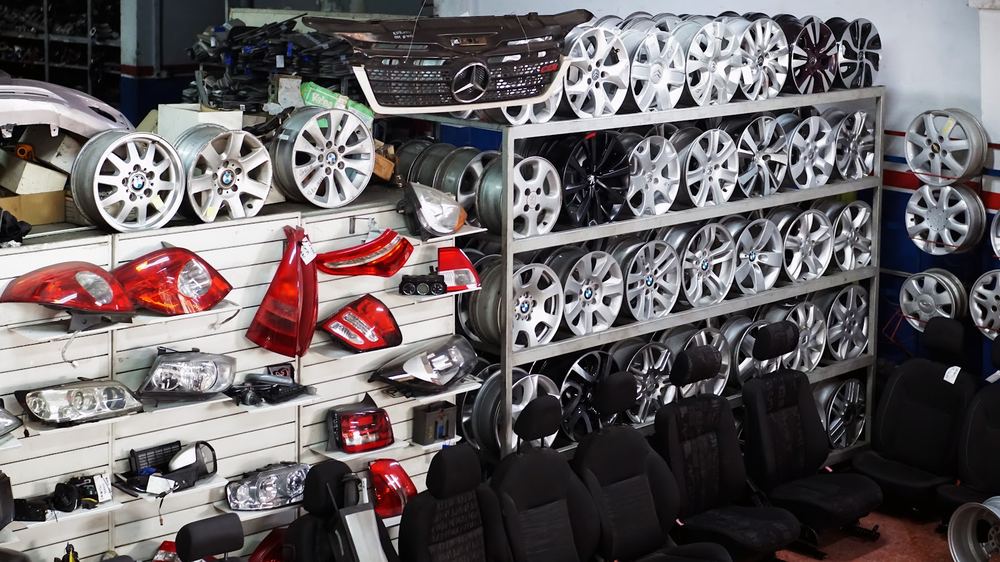 Vitrina del local de Autopartes Gil: ópticas, llantas y butacas