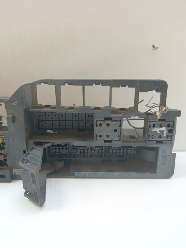 CAJA RELES / FUSIBLES MERCEDES CLASE C (W202) BERLINA 220 CDI (202.133) DIESEL Motor 2,2 Ltr.  125 CV  [1993 - 2000] 4 Puertas - Imagen 3
