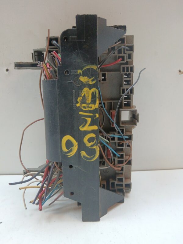 CAJA RELES / FUSIBLES OPEL CORSA B Base NAFTA Motor 1,2 Ltr.  45 CV  [1993 - 1997] 3 Puertas - Imagen 2
