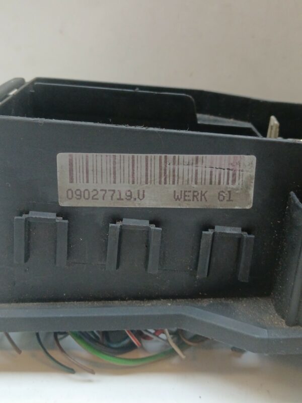 CAJA RELES / FUSIBLES BMW SERIE 3 BERLINA (E36) 318i NAFTA Motor 1,8 Ltr.  140 CV  [1990 - 1998] 4 Puertas - Imagen 4