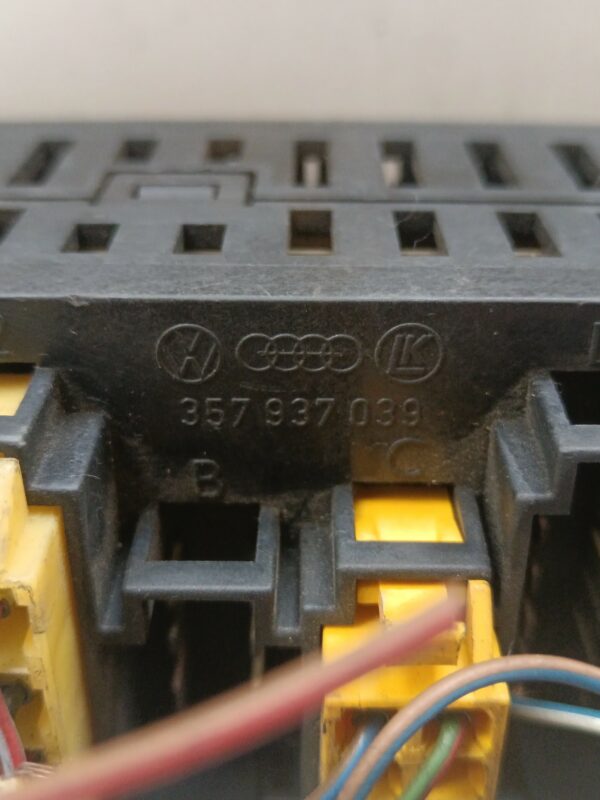 CAJA RELES / FUSIBLES VOLKSWAGEN PASSAT BERLINA (3C2) Advance DIESEL Motor 2,0 Ltr.  140 CV  [2005 - 2010] 4 Puertas - Imagen 2
