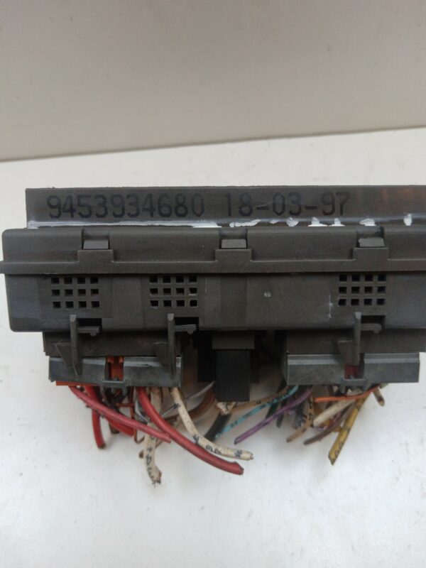 CAJA RELES / FUSIBLES PEUGEOT 306 BERLINA 4 PUERTAS (S1) Style D DIESEL Motor 1,9 Ltr.  68 CV  [1994 - 1997] 4 Puertas - Imagen 3