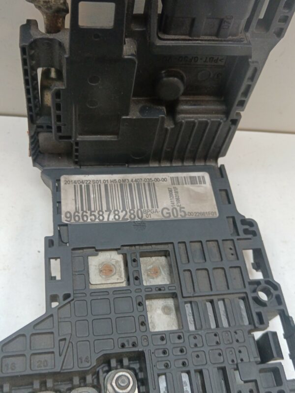 CAJA RELES / FUSIBLES CITROEN C4 LIM. Seduction DIESEL Motor 1,6 Ltr.  92 CV  [2010 - 2018] 5 Puertas - Imagen 2