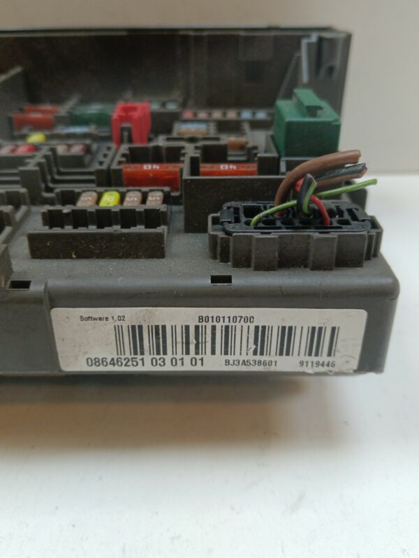 CAJA RELES / FUSIBLES BMW SERIE 3 BERLINA (E90) 320d DIESEL Motor 2,0 Ltr.  177 CV  [2004 - 2012] 4 Puertas - Imagen 4