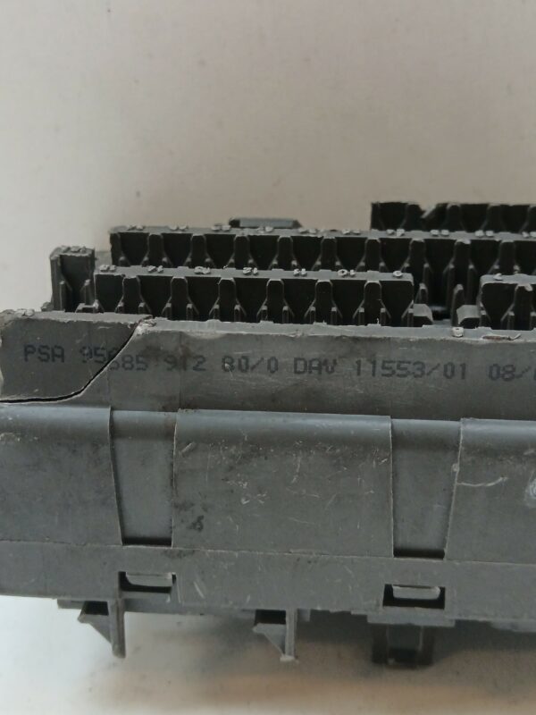 CAJA RELES / FUSIBLES PEUGEOT 306 BERLINA 4 PUERTAS (S1) Style D DIESEL Motor 1,9 Ltr.  68 CV  [1994 - 1997] 4 Puertas - Imagen 3