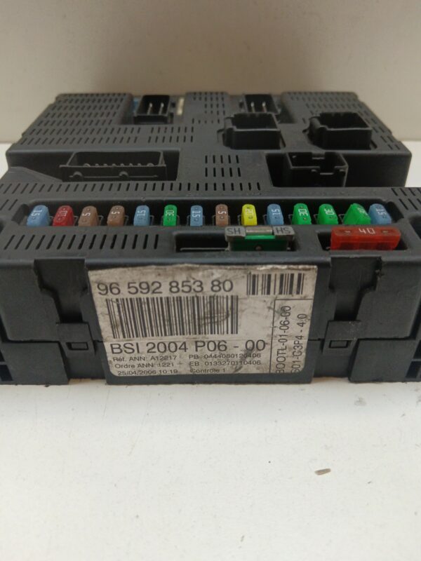 CAJA RELES / FUSIBLES / MODULO BSI PEUGEOT 207 Premium NAFTA 95 Motor 1,6 Ltr.  120 CV  [2006 - 2012] 3 Puertas - Imagen 2