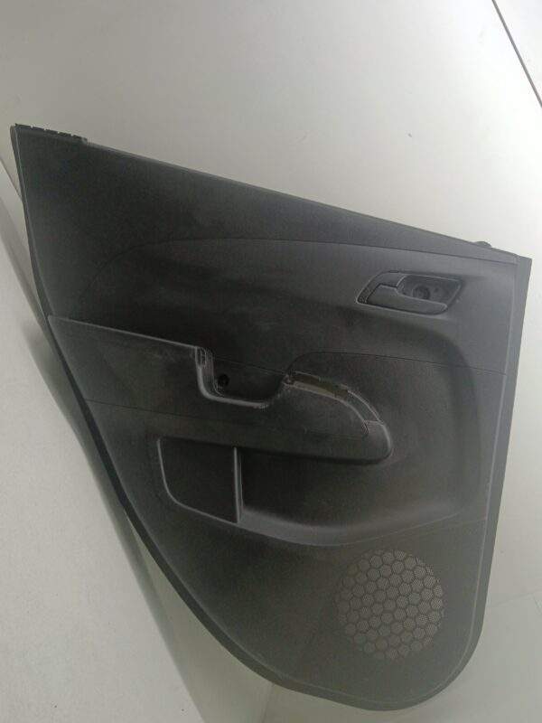 TAPIZADO INTERIOR PUERTA TRASERO IZQUIERDO CHEVROLET SONIC BERLINA HATCHBACK LS NAFTA 95 Motor 1,2 Ltr.  86 CV  [2011 - 2016] 5 Puertas