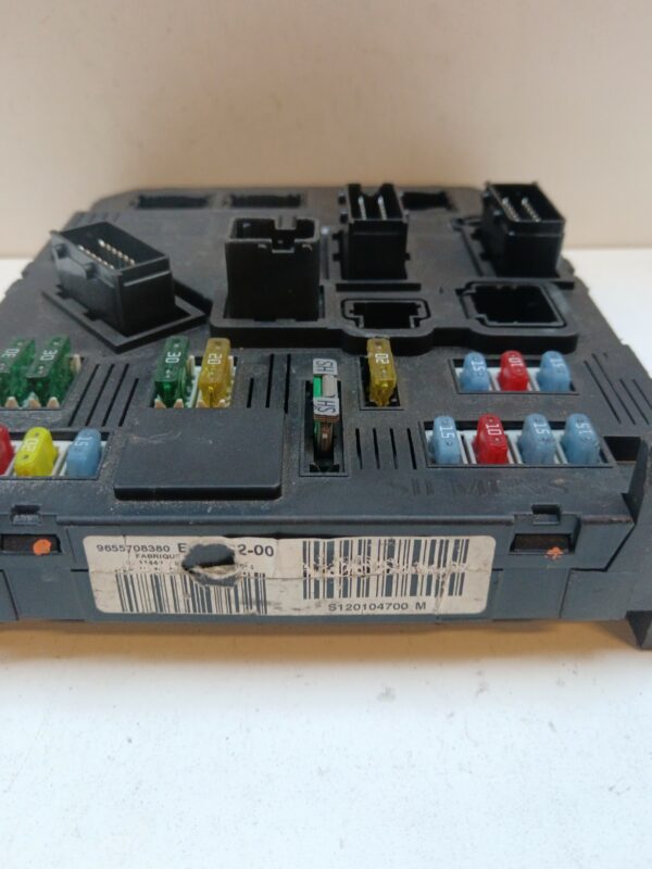CAJA RELES / FUSIBLES / MODULO BSI PEUGEOT 407 Business Line NAFTA 95 Motor 1,8 Ltr.  125 CV  [2004 - 2011] 4 Puertas - Imagen 2