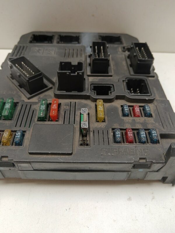 CAJA RELES / FUSIBLES / MODULO BSI PEUGEOT 407 SW ST Sport DIESEL Motor 2,0 Ltr.  136 CV  [2004 - 2011] 5 Puertas - Imagen 2