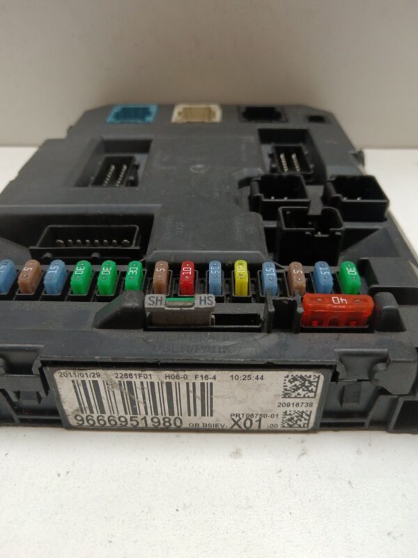CAJA RELES / FUSIBLES / MODULO BSI PEUGEOT 207 SW Confort NAFTA 95 Motor 1,4 Ltr.  95 CV  [2007 - 2012] 5 Puertas - Imagen 2