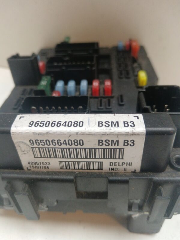 CAJA RELES / FUSIBLES / MODULO BSM PEUGEOT 307 CC (S1) 2 NAFTA 95 Motor 2,0 Ltr.  136 CV  [2003 - 2005] 2 Puertas - Imagen 2