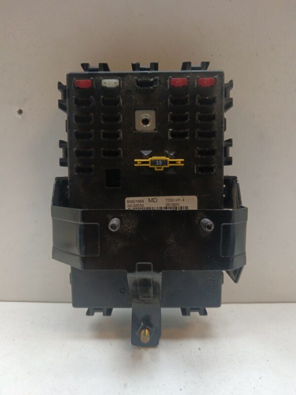 CAJA RELES / FUSIBLES CHEVROLET AVEO LT NAFTA 95 Motor 1,4 Ltr.  94 CV  [2006 - 2012] 4 Puertas - Imagen 2