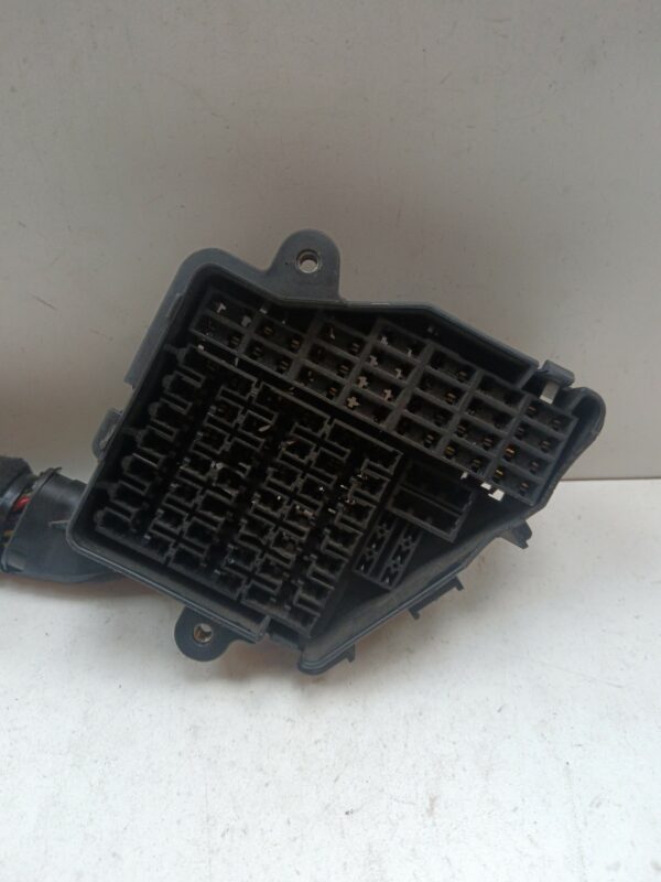 CAJA RELES / FUSIBLES VOLKSWAGEN JETTA (1K2) Advance DIESEL Motor 1,9 Ltr.  105 CV  [2005 - 2010] 4 Puertas - Imagen 2