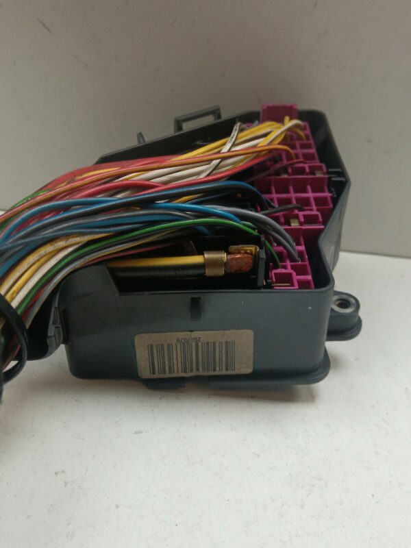CAJA RELES / FUSIBLES VOLKSWAGEN JETTA (1K2) Advance DIESEL Motor 1,9 Ltr.  105 CV  [2005 - 2010] 4 Puertas - Imagen 3