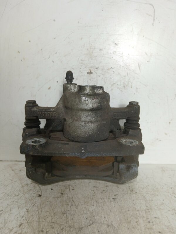 MORDAZA DE FRENO DELANTERA IZQUIERDA PEUGEOT 107 Urban NAFTA 95 Motor 1,0 Ltr.  68 CV  [2005 - 2014] 5 Puertas - Imagen 2