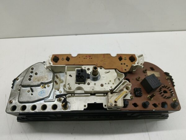 TABLERO DE INSTRUMENTOS MERCEDES CLASE C (W201) BERLINA 2.5 Diesel DIESEL Motor 2,5 Ltr.  90 CV  [1982 - 1993] 3 Puertas - Imagen 2