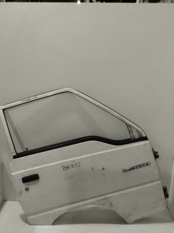PUERTA DELANTERA DERECHA MITSUBISHI L 300 (L0) L 300  Combi  Tracción total  Motor 2,4 Ltr.  67 CV  [1981 - 0] 0 Puertas