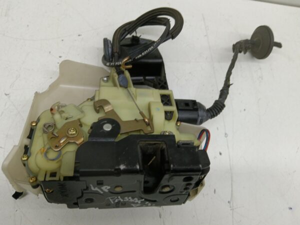 CERRADURA PUERTA TRASERA IZQUIERDA VOLKSWAGEN PASSAT VARIANT (3B6) Trendline 4motion DIESEL Motor 1,9 Ltr.  131 CV  [2000 - 2005] 5 Puertas